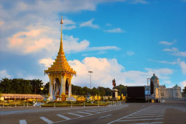 A réplica do crematório real de Sua Majestade o falecido Rei Bhumibol Adulyadej construído para o funeral real na Praça Real — Fotografia de Stock