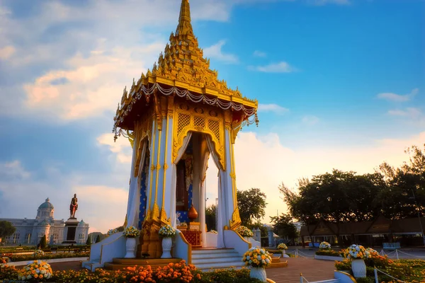 Die Nachbildung des königlichen Krematoriums seiner Majestät des verstorbenen Königs bhumibol adulyadej, das für das königliche Begräbnis auf dem königlichen Platz errichtet wurde — Stockfoto