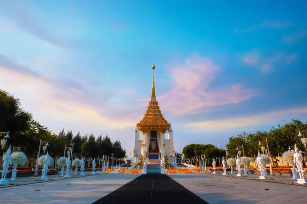 A réplica do crematório real de Sua Majestade falecido Rei Bhumibol Adulyadej construído para o funeral real no Parque Rei Rama I — Fotografia de Stock