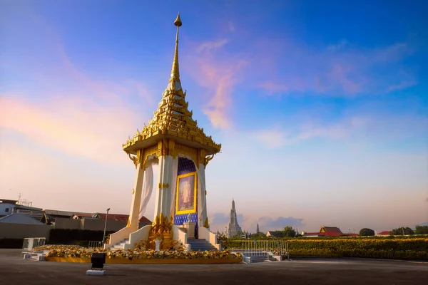 Η ρεπλίκα του Βασιλικού κρεματόριο του τέλη αυτού Μεγαλειότητας του βασιλιά Bhumibol Adulyadej στο Nakaphirom Park στην αντίθετη πλευρά του Ναός Wat Arun — Φωτογραφία Αρχείου
