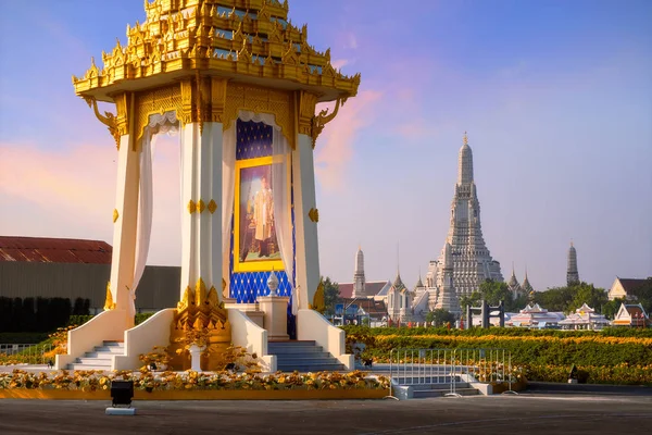 Die Replik des königlichen Krematoriums seiner Majestät des verstorbenen Königs bhumibol adulyadej im nakaphirom Park auf der gegenüberliegenden Seite des wat arun Tempels — Stockfoto