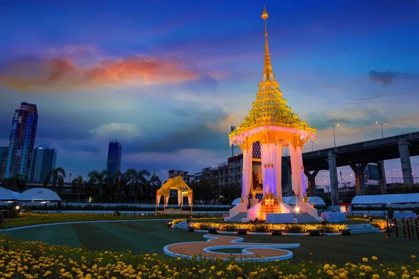 Die Nachbildung des königlichen Krematoriums seiner Majestät des verstorbenen Königs bhumibol adulyadej, das für die königliche Beerdigung auf dem internationalen Handels- und Ausstellungszentrum bitec - bangkok errichtet wurde — Stockfoto