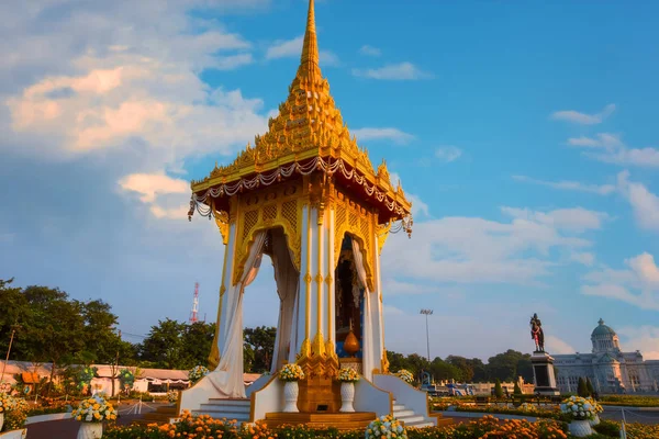 A réplica do crematório real de Sua Majestade o falecido Rei Bhumibol Adulyadej construído para o funeral real na Praça Real — Fotografia de Stock