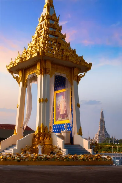 Die Nachbildung des königlichen Krematoriums seiner Majestät des verstorbenen Königs bhumibol adulyadej, das für die königliche Beerdigung im nakaphirom park errichtet wurde — Stockfoto