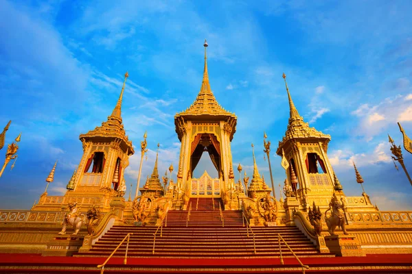 O Crematório Real de Sua Majestade o Rei Bhumibol Adulyadej fica alto em Sanam Luang em frente ao Grande Palácio — Fotografia de Stock