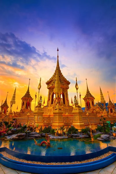 Das königliche Krematorium seiner Majestät König bhumibol adulyadej steht hoch in sanam luang vor dem großen Palast — Stockfoto