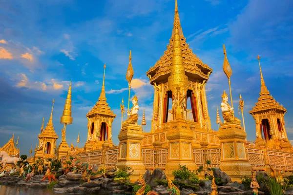 A Royal krematórium vonatkozó His Majesty király Bhumibol Adulyadej standok magas Sanam Luang előtt a Grand Palace — Stock Fotó