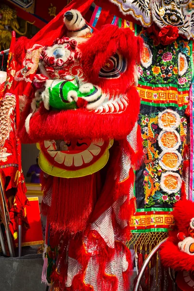 Baile del león realizado para una celebración lunar de año nuevo en un santuario chino —  Fotos de Stock