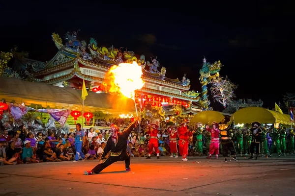 太陰暦新しい年の伝統的な中国戦機踊り — ストック写真