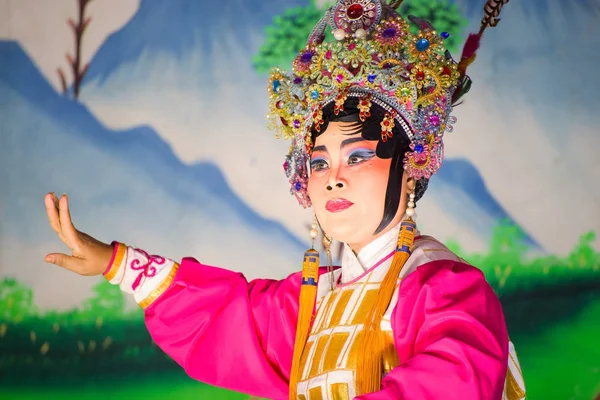 中国オペラ上演中国神社で旧正月のお祝いの — ストック写真
