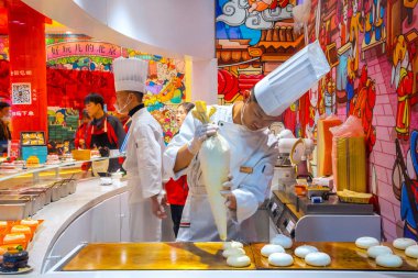 Pekin, Çin - 14 Ocak 2020: Nanluoguxiang 'daki bir restoranda kimliği belirsiz insanlar, geleneksel Pekin Hutong ve yenilenmiş yaya caddelerinin bir kombinasyonu