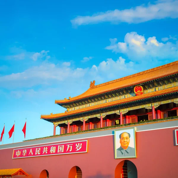 Yasak Şehir 'in önündeki Tiananmen Kapısı. Orijinal bina ilk olarak 1420 yılında inşa edildi ve Nanjing 'de bir imparatorluk binasının kapısına dayanıyordu.