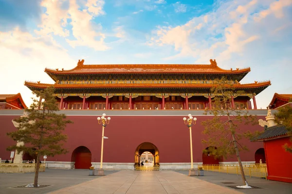 Tiananmen Meydanı 'nın önündeki Yasak Şehrin Tiananmen Kapısı' nın arkasında. Orijinal bina ilk olarak 1420 yılında inşa edildi ve Nanjing 'de bir imparatorluk binasının kapısına dayanıyordu.