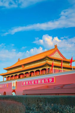 Pekin, Çin - 9 Ocak 2020: Tiananmen Kapısı Tiananmen Meydanı önündeki Yasak Şehir. Orijinal bina ilk olarak 1420 yılında inşa edildi ve Nanjing 'de bir imparatorluk binasının kapısına dayanıyordu.