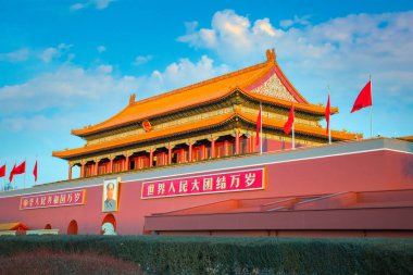 Pekin, Çin - 9 Ocak 2020: Yasak Şehir 'in önündeki Tiananmen Kapısı. Orijinal bina ilk olarak 1420 yılında inşa edildi ve Nanjing 'de bir imparatorluk binasının kapısına dayanıyordu.