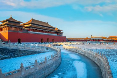 Yasak şehrin kuzeyindeki Wumen (Meridian Kapısı) ve Duanmen Kapısı 'ndan sonraki kapı.