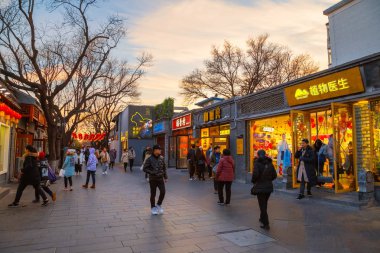 Pekin, Çin - 14 Ocak 2020: Nanluoguxiang, Hutong, Pekin 'in en popüler ve en eski sitelerinden biridir. Geleneksel Pekin Hutong ve yenilenmiş yaya caddelerinin birleşimi.