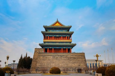 Qianmen ya da Zhengyangmen Kapısı, ilk kez 1419 yılında Tiananmen Meydanı 'nın güney tarafında bulunan Ming hanedanı sırasında inşa edildi.