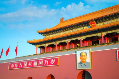 Yasak Şehir 'in önündeki Tiananmen Kapısı. Orijinal bina ilk olarak 1420 yılında inşa edildi ve Nanjing 'de bir imparatorluk binasının kapısına dayanıyordu.