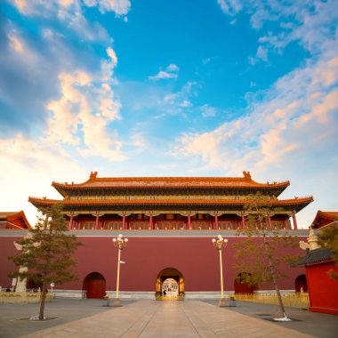 Yasak Şehir 'in önündeki Tiananmen Kapısı. Orijinal bina ilk olarak 1420 yılında inşa edildi ve Nanjing 'de bir imparatorluk binasının kapısına dayanıyordu.