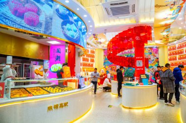 Pekin, Çin - 14 Ocak 2020: Nanluoguxiang 'daki bir restoranda kimliği belirsiz insanlar, geleneksel Pekin Hutong ve yenilenmiş yaya caddelerinin bir kombinasyonu