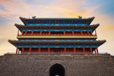 Qianmen ya da Zhengyangmen Kapısı, ilk kez 1419 yılında Tiananmen Meydanı 'nın güney tarafında bulunan Ming hanedanı sırasında inşa edildi.
