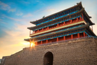 Qianmen ya da Zhengyangmen Kapısı, ilk kez 1419 yılında Tiananmen Meydanı 'nın güney tarafında bulunan Ming hanedanı sırasında inşa edildi.