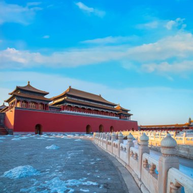 Yasak şehrin kuzeyindeki Wumen (Meridian Kapısı) ve Duanmen Kapısı 'ndan sonraki kapı.