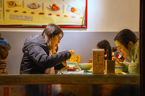 Πεκίνο Κίνα Ιαν 2020 Άγνωστα Άτομα Ένα Εστιατόριο Στο Nanluoguxiang — Φωτογραφία Αρχείου