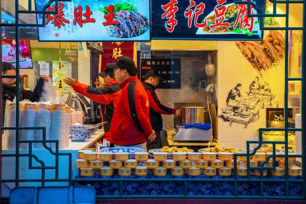 Peking Čína Ledna 2020 Neidentifikovaní Lidé Restauraci Nanluoguxiang Kombinace Tradiční — Stock fotografie