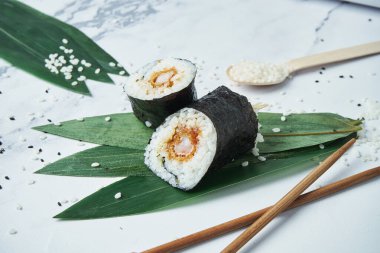 Beyaz arka planda kızarmış tempura, pirinç ve normlarla taze rulo. Geleneksel Japon suşi ruloları. Yaklaş, seçici odaklanma