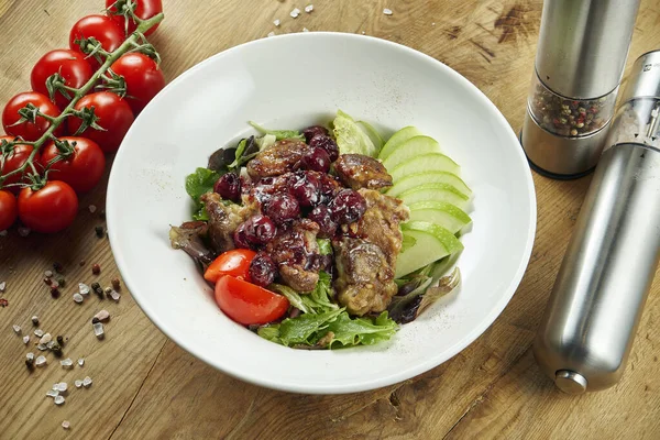 Ensalada Con Hígado Pollo Cerezas Manzanas Lechuga Tomates Tazón Blanco — Foto de Stock