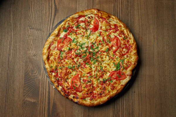 Pizza Com Queijo Derretido Tomate Uma Bandeja Madeira Pizza Composição — Fotografia de Stock