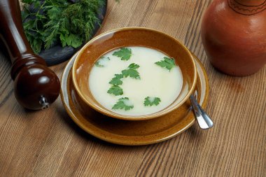 Chikhirtma, çırpılmış yumurta (veya sadece yumurta sarısı) ve limon suyu ile sulandırılmış geleneksel bir Gürcistan çorbası. Seramik kasede beyaz çorba