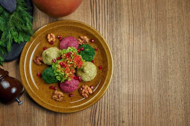 Seramik tabakta Pkhali 'nin üst görüntüsü. Uzayı kopyala Geleneksel Gürcü aperatifi Pkhali doğranmış ve doğranmış lahana, patlıcan, ıspanak, fasulye, pancar ve ceviz, sarımsak ve bitkilerle birleştirilmiştir.