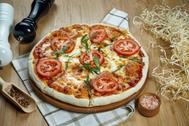 Domatesli ev yapımı pizza margherita ve mozzarella, kırmızı sos ahşap arka plan. Yakından bak, düz yat. Geleneksel İtalyan mutfağı