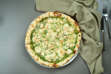 İştah açıcı 4 peynirli pizza ve bir restoranın ahşap arka planında armut. İtalyan mutfağı.