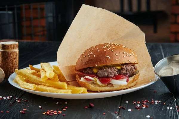 Hambúrguer Apetitoso Suculento Com Carne Bovina Ketchup Cebola Pepinos Conserva — Fotografia de Stock