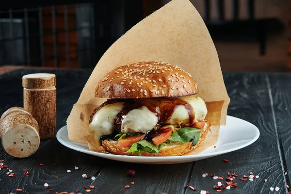 Apetyczny Soczysty Burger Topiony Ser Mozzarella Sos Balsamiczny Wołowina Pomidory — Zdjęcie stockowe