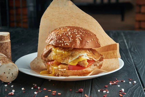 Apetyczny Soczysty Hamburger Jajkiem Smażonym Kurczakiem Roztopionym Serem Cheddar Pomidorami — Zdjęcie stockowe