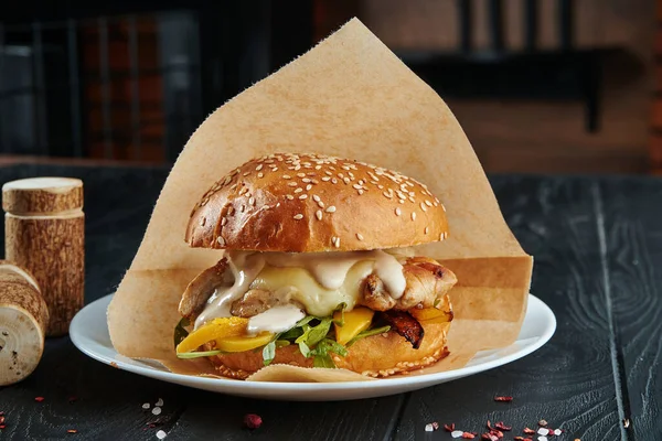 Apetyczny Soczysty Burger Grillowaną Piersią Kurczaka Rukolą Papryką Roztopionym Serem — Zdjęcie stockowe