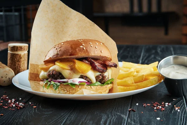 Hambúrguer Apetitoso Suculento Com Grande Pedaço Carne Queijo Cheddar Derretido — Fotografia de Stock