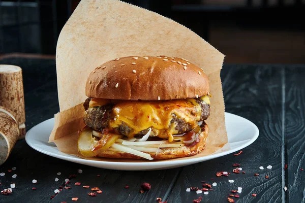 Appetitlich Und Saftig Burger Mit Einem Großen Rindfleisch Patty Eingelegten — Stockfoto