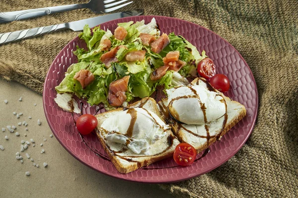 ノルウェーの朝食 素朴な背景にあるブルゴーニュのセラミックプレート上にポーチドエッグトーストとサーモンサラダ ビューを閉じます おいしい料理 — ストック写真