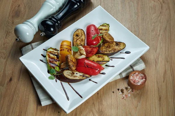 盛り合わせグリル野菜 キノコ ズッキーニ 木製の背景にセラミックプレートのピーマン ベジタリアン暖かいサラダ 健康食品 — ストック写真