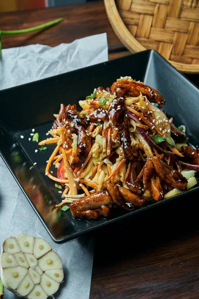 Asiatischer Salat Fein Gehackte Karotten Kohl Und Paprika Mit Honig — Stockfoto
