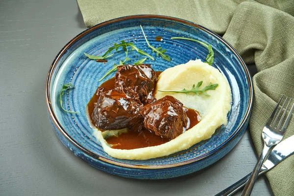 Deliciosas Mejillas Ternera Con Salsa Miel Puré Guarnición Plato Azul —  Fotos de Stock