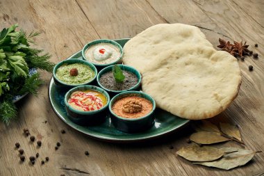 Pita-meze 'li klasik doğu atıştırmalıkları. Humus, acı biber ezmesi, ceviz, yoğurt, patlıcan ezmesi..