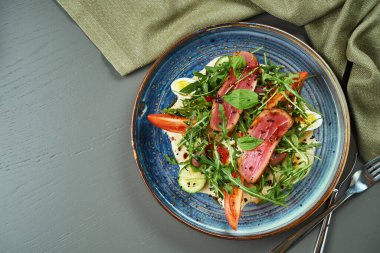 Taze domatesli Nicoise salatası, kuşkonmaz, biber, zeytin, bıldırcın yumurtası ve kızarmış ton balığı. Geleneksel Fransız salatası. Üst görünüm, alanı kopyala