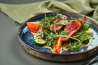 Taze domatesli Nicoise salatası, kuşkonmaz, biber, zeytin, bıldırcın yumurtası ve kızarmış ton balığı. Geleneksel Fransız salatası. Yaklaş, seçici odaklanma. Boşluğu kopyala
